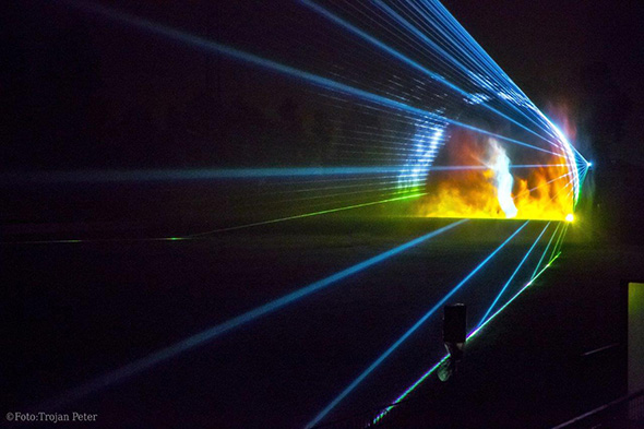 Príbeh 175 – ročnej histórie Železiarní Podbrezová premietnutý prostredníctvom laserových efektov na vodnú stenu