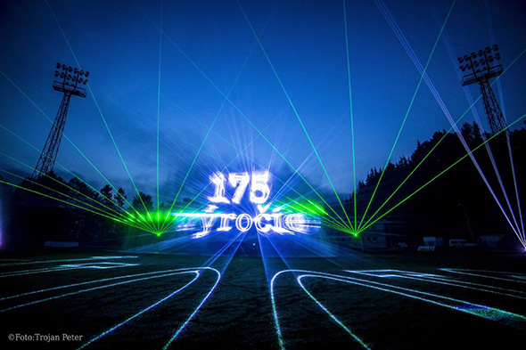 Príbeh 175 – ročnej histórie Železiarní Podbrezová premietnutý prostredníctvom laserových efektov na vodnú stenu