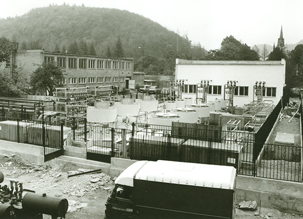 Výstavba novej kompenzácie pre oblúkové pece oceliarne z roku 1992