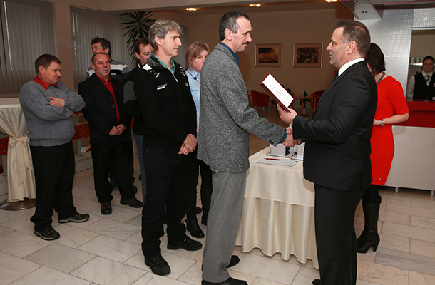 Zamestnancom v mene vedenia ŽP poďakoval aj Ing. Miloš Dekrét, výrobný riaditeľ.