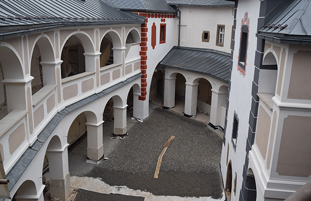 Stavebné a reštaurátorské práce na hornom nádvorí hradu Ľupča