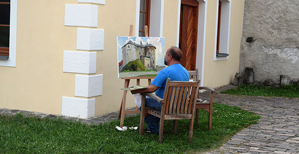 A..Beglov pohrúžený do maľby hradu Ľupča. Foto: V. Homola