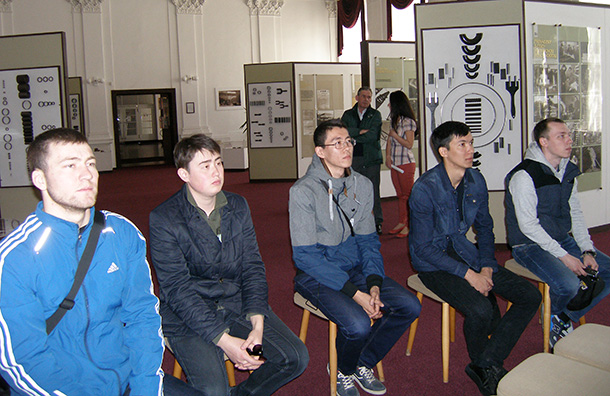 Študenti z Kazachstanu pri prehliadke hutníckej expozície objektívom V. Kúkolovej
