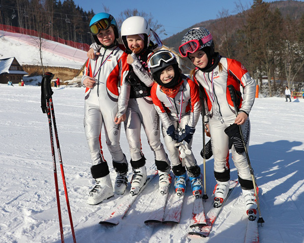 Mladí pretekári zjazdového lyžovania Lyžiarskeho oddielu  ŽP Šport  