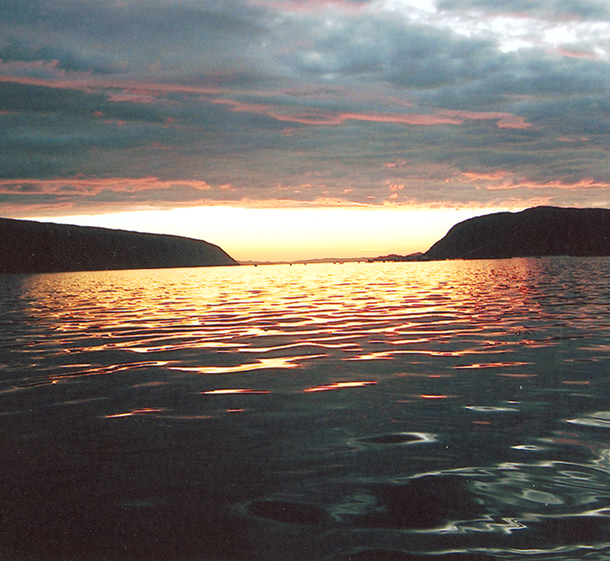 Nočné ráno v nórskom fjorde objektívom Eleny Slabeyovej