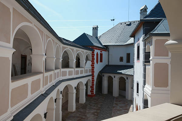 Pohľad na zrekonštruované horné nádvorie hradu Ľupča