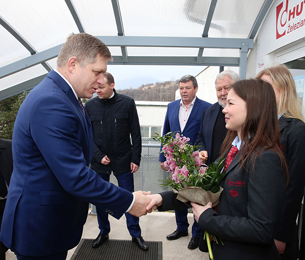 Predseda vlády SR Robert Fico a minister financií Peter Kažimír navštívili Podbrezovú.