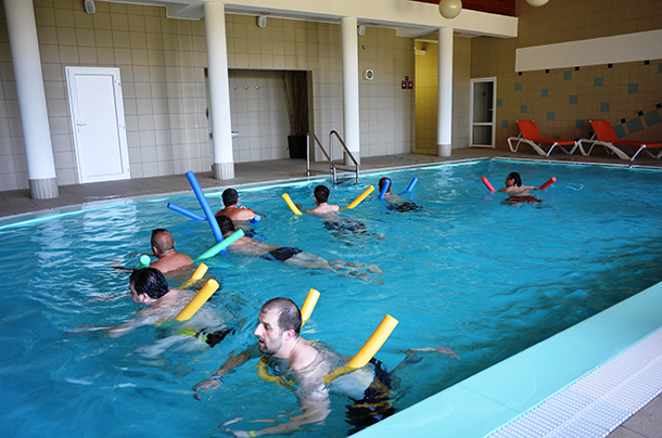 Zamestnanci ŽP v bazéne v hoteli Stupka 